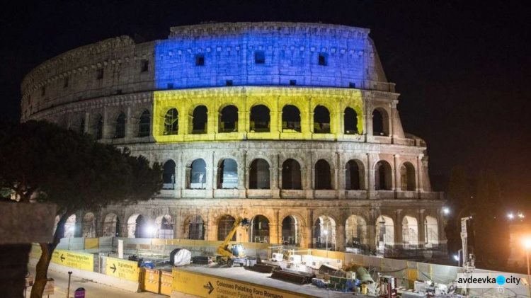 Колізей став синьо-жовтим, а на Таймс-сквер розгорнули великий прапор України