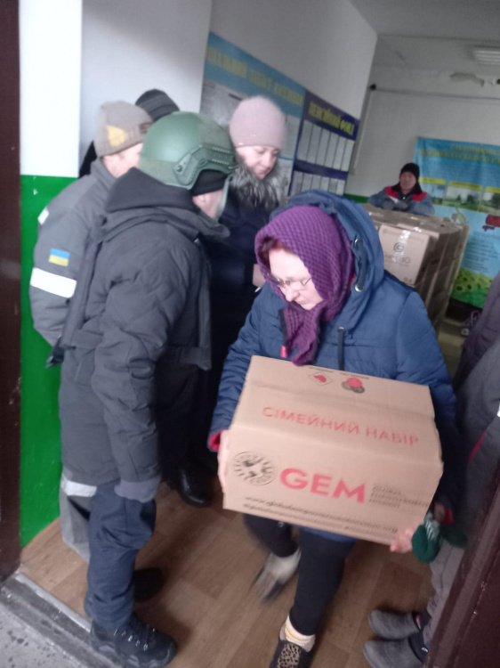 Переселенці з Авдіївки отримали великі сімейні набори гуманітарної допомоги
