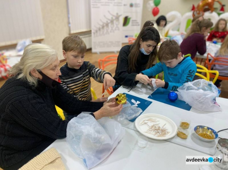 Новогодние подарки и вера в чудеса: «Платформа» порадовала детей праздничным мастер-классом