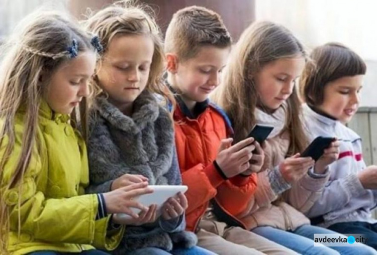 В Раде зарегистрирован законопроект о запрете мобильных телефонов в школах