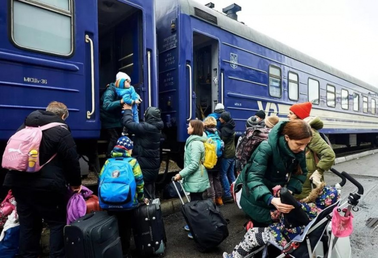 Біженцям з прифронтових районів допомогу виплачують на вокзалах: як це працює