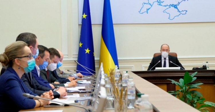 Кабмин выделил дополнительную соцпомощь украинцам: кто и сколько получит