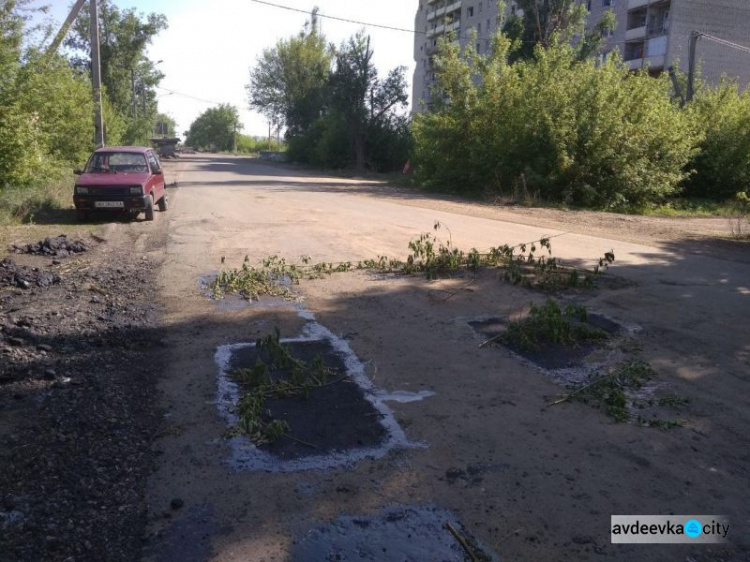 В Авдеевке начался ремонт дорог (ФОТОФАКТ)