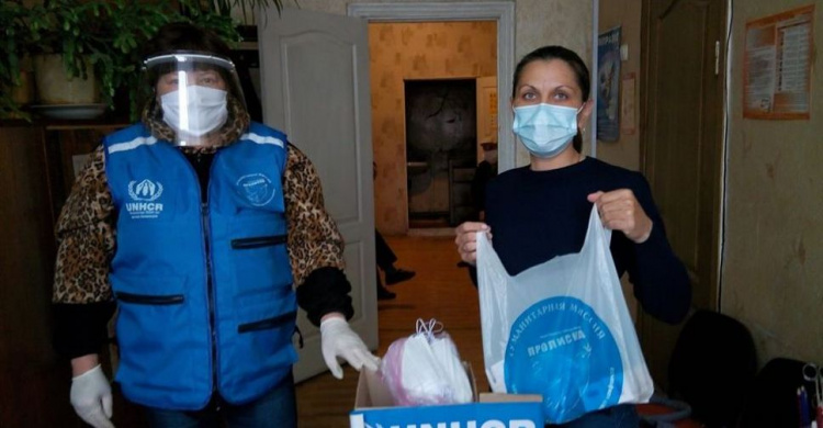 Медиков и жителей прифронтовых сел Ясиноватского района  снабдили масками