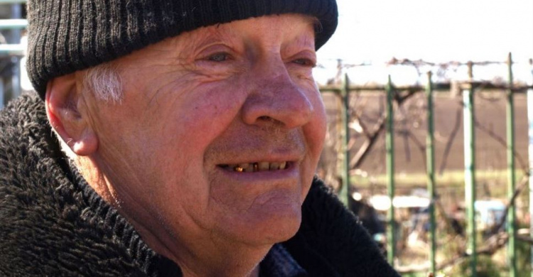 70-летний волонтер из Орловки чинит авто военным