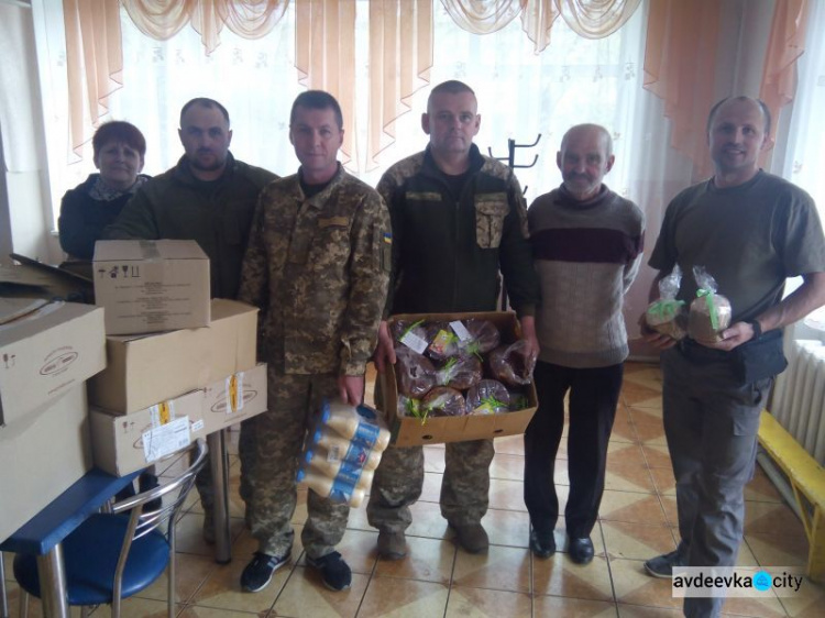 Представители Cimic Avdeevka и волонтеры порадовали презентами гражданских и военных (ФОТО)