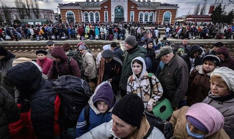 Жителі Донеччини після заклику влади до евакуації масово залишають свої міста 