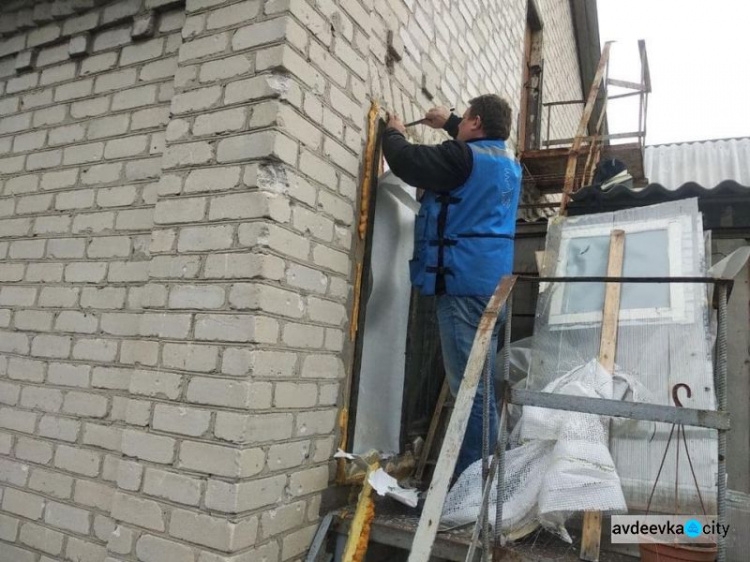 Маломобильной жительнице Песок помогли заменить окна, разбитые во время обстрелов
