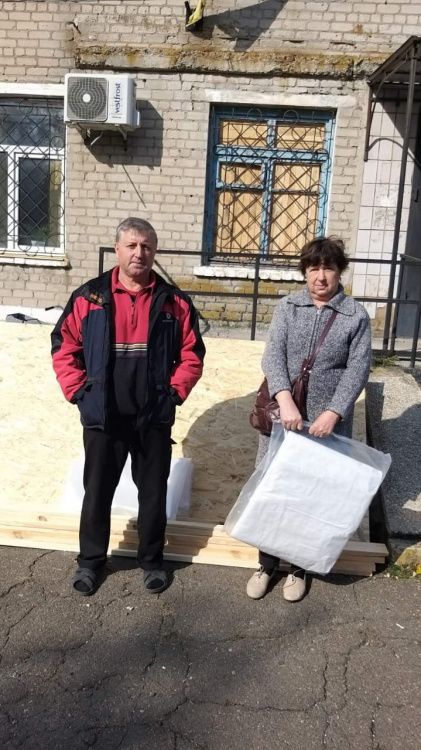 Мешканці Очеретинської громади отримують будматеріали для ремонту домівок (ФОТОФАКТ)
