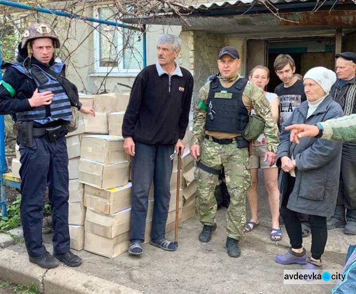 Поліцейські Авдіївки доставили гумдопомогу до сусідньої Красногорівки