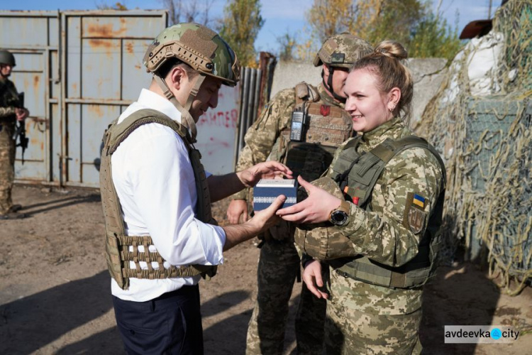 Президент Украины посетил прифронтовую Авдеевку (ФОТО)