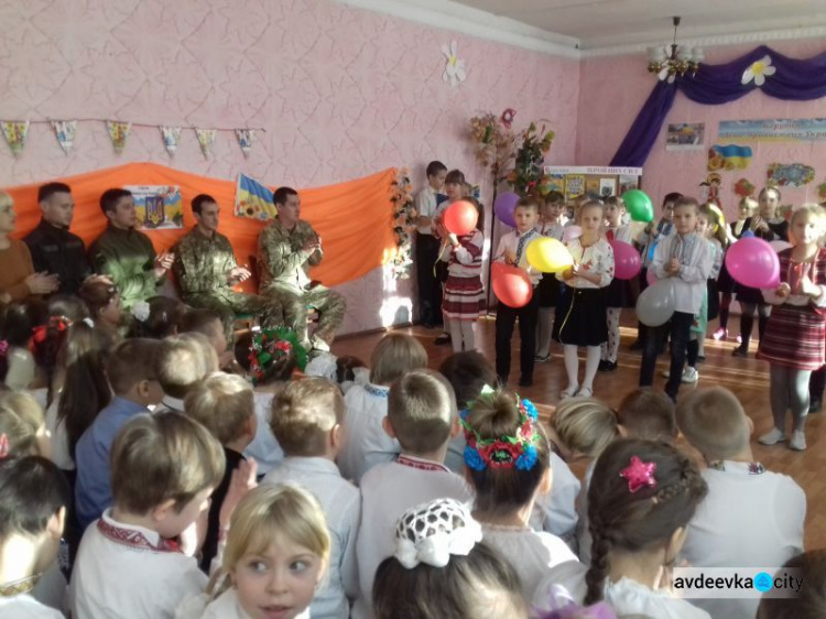 Школьники Авдеевки поздравили защитников Украины (ФОТО)