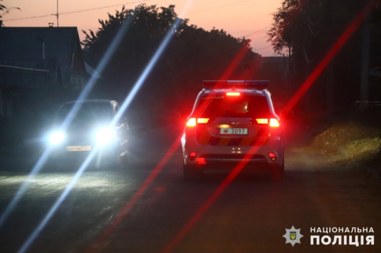 Поліція закликає громадян бути обачливими на автодорогах і вулицях міста під час відсутності освітлення