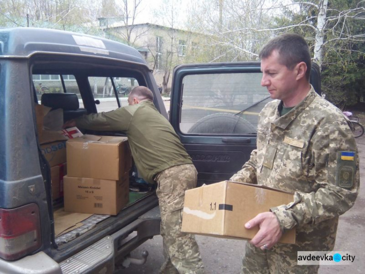 Представители Cimic Avdeevka и волонтеры порадовали презентами гражданских и военных (ФОТО)