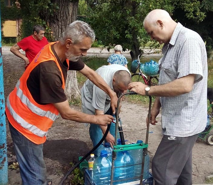 Комунальники Авдіївки продовжують забезпечувати мешканців водою (ФОТОФАКТ)