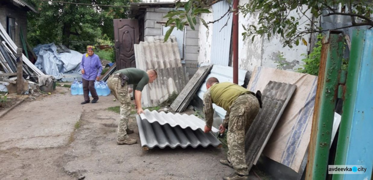 Авдеевские "симики" не оставляют без помощи мирных жителей (ФОТО)