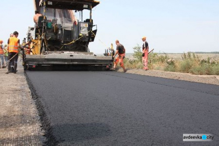 В Донецкой области ремонтируют дорогу государственного значения