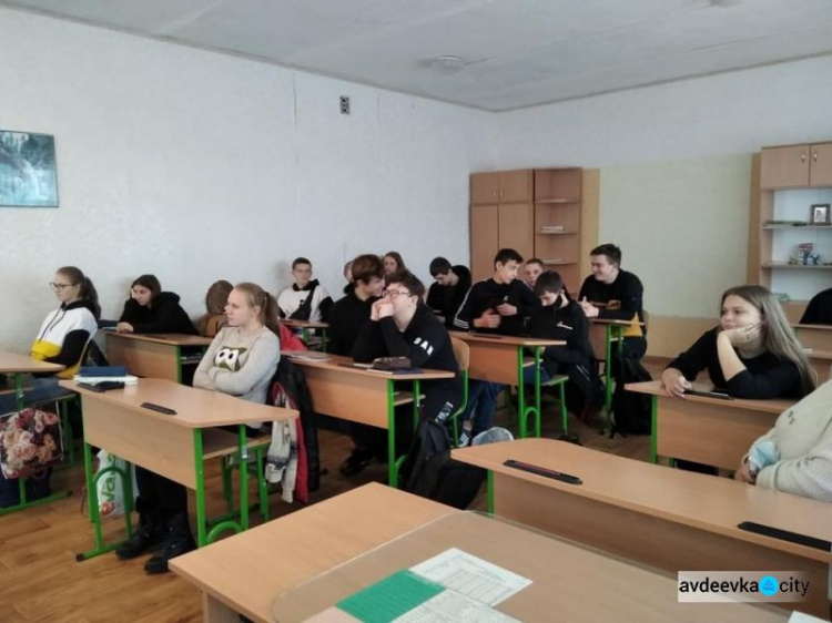 Фахівці Авдіївського міського центру зайнятості провели вебінар для  учнів Первомайського навчально-виховного комплексу