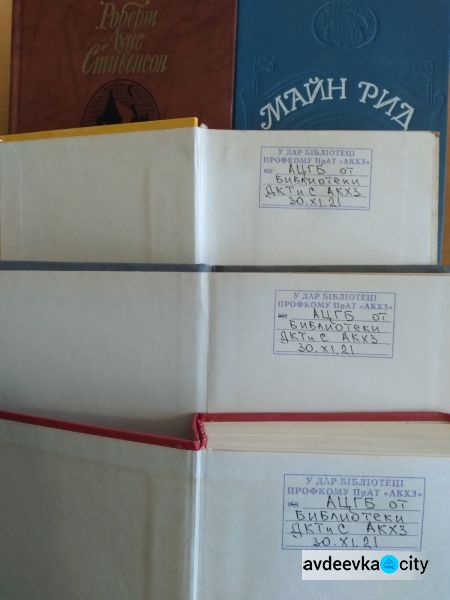 Библиотека Дворца культуры Авдеевского коксохима передала для пациентов городской больницы более 300 экземпляров книг