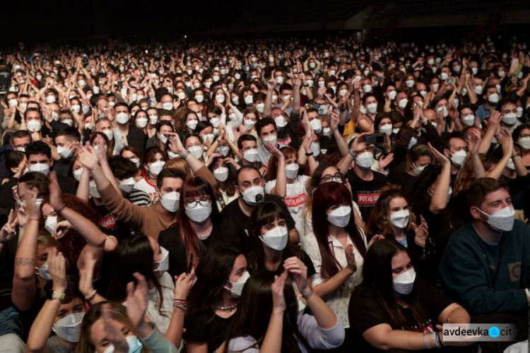 Эксперимент в Испании: из 5000 посетителей концерта коронавирусом заразились двое