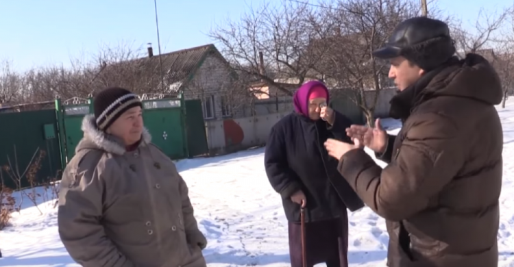 В Авдеевке помогают жителям, пострадавшим от обстрелов боевиков (ВИДЕО)