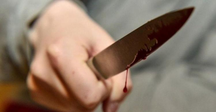 В Авдіївці сварка між чоловіками закінчилася ножовим пораненням