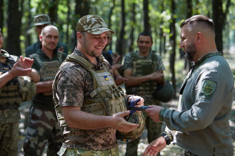 Військовослужбовці, які захищають позиції під Авдіївкою, отримали нагороди