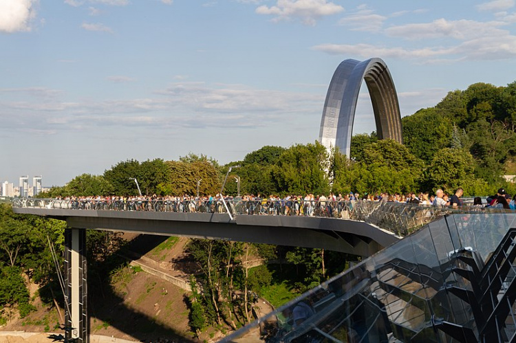 Пішохідний міст у Києві вистояв, бо зроблений з металу "Азовсталі"