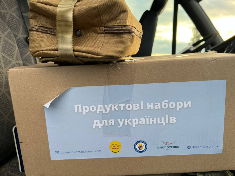 Міжнародний штаб допомоги українцям передав в Авдіївку мікроавтобус і гумдопомогу