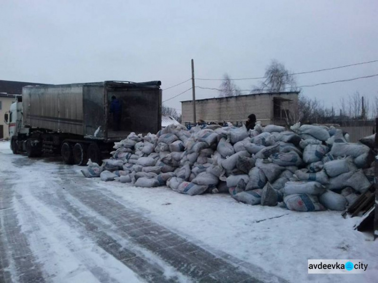 ADRA Ukraine обеспечила углем почти 1300 семей в "серой зоне" на Донбассе (ФОТО)