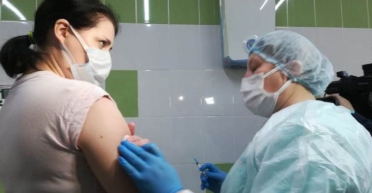 У женщин после прививки от коронавируса увеличивается грудь: медики объяснили в чем дело