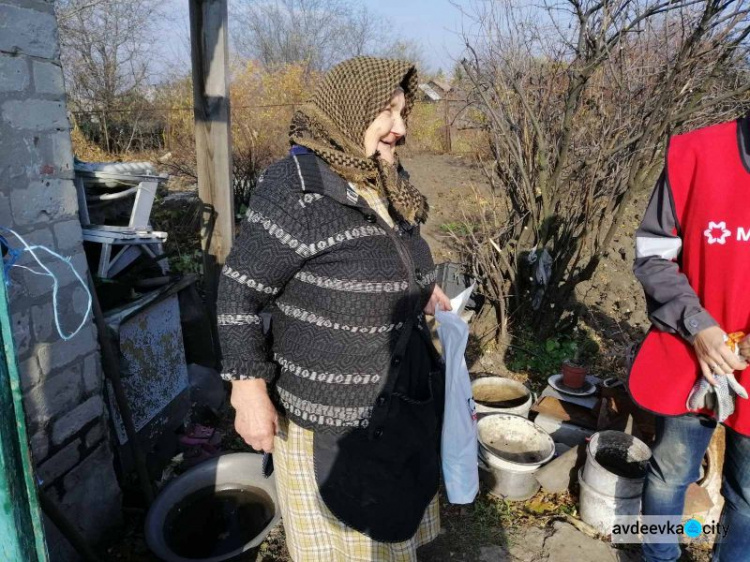 Молодёжь АКХЗ помогла одинокой, пожилой женщине подготовить дом к зиме 
