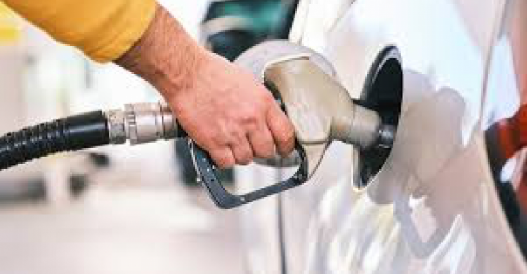 Правительство повысило предельную цену на бензин и уменьшило на дизтопливо