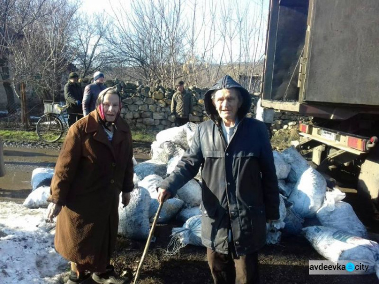 ADRA Ukraine обеспечила углем почти 1300 семей в "серой зоне" на Донбассе (ФОТО)