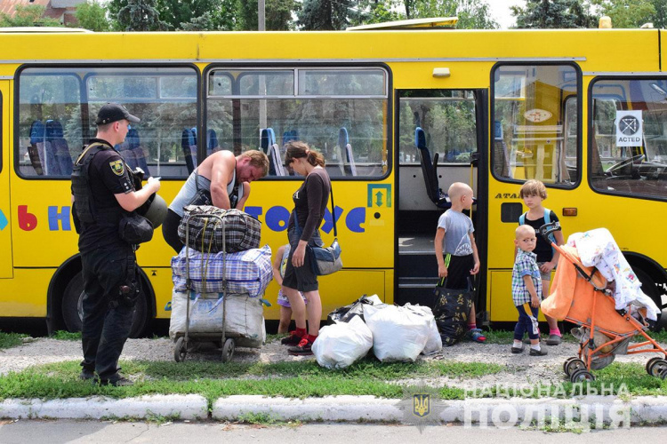 Поліція Донеччини розпочала операцію з порятунку дітей: пропонують евакуацію та житло