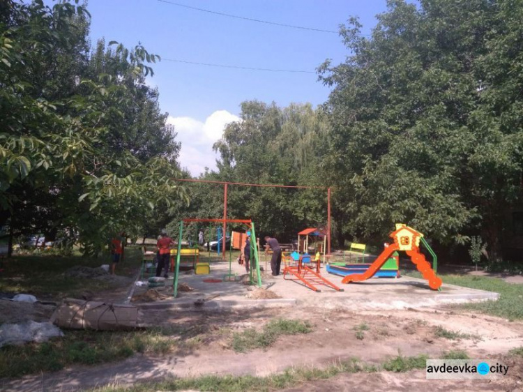 При поддержке АКХЗ в Авдеевке строится площадка для детского досуга (ФОТОФАКТ)