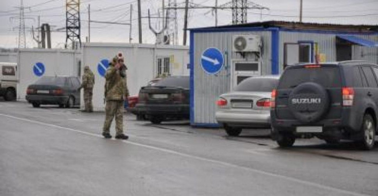 Донбасс: на линии разграничения задержали незаконный товар, женщину с подделкой и мужчину-соблазнителя