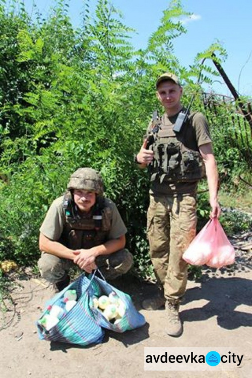 Авдеевские патриоты кормят украинских военных молочными продуктами (ФОТО)