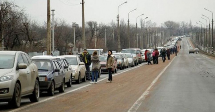 На донбасских КПВВ резко вырос поток пешеходов и транспорта