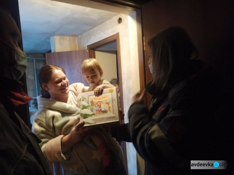 В гости с подарками: авдеевские коксохимики навестили маленьких жителей села Ласточкино