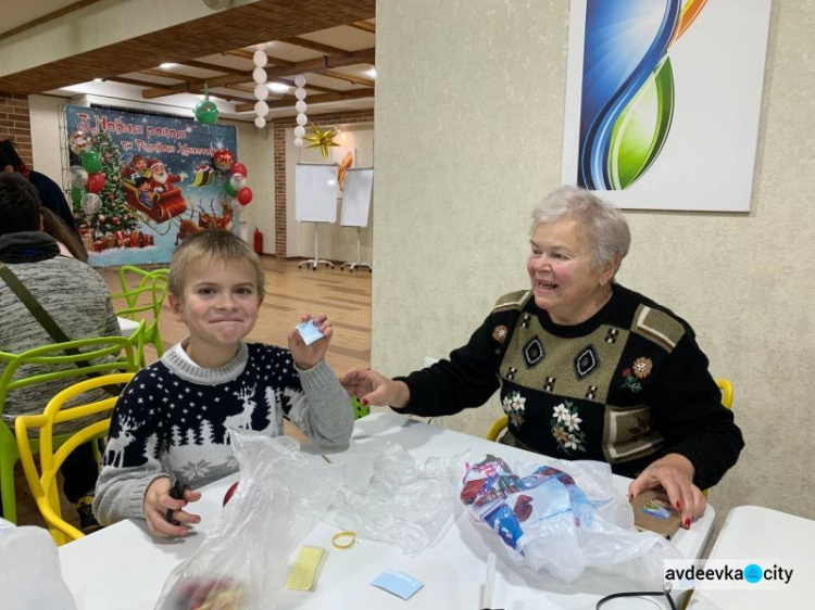 Новогодние подарки и вера в чудеса: «Платформа» порадовала детей праздничным мастер-классом