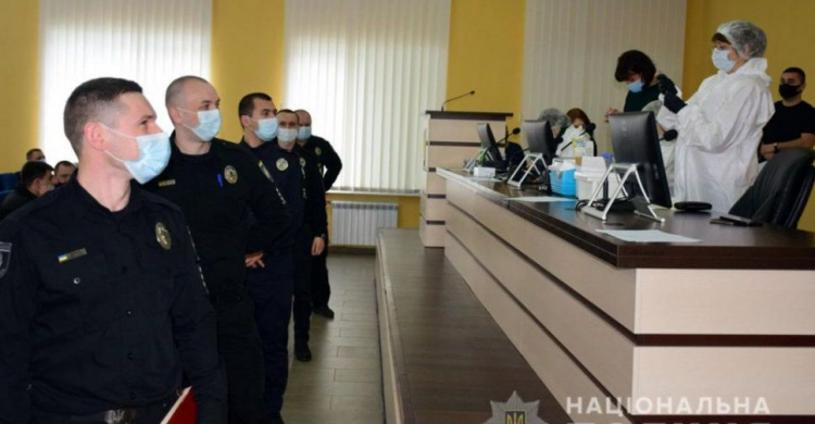 Полицейских Донецкой области начали вакцинировать китайской CoronaVac