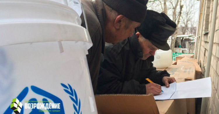 Жители ряда улиц в прифронтовой Авдеевке получили 15-литровые емкости для запасов воды