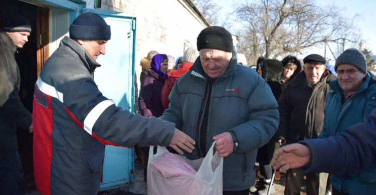 Жителям прифронтового села Ласточкино, что в пригороде Авдеевки, передали гуманитарный груз
