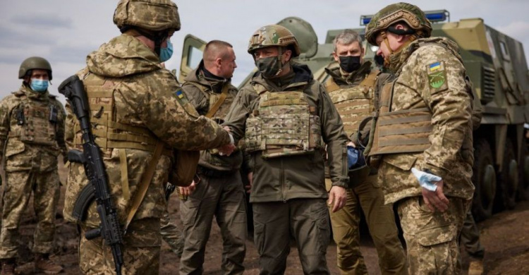 Зеленский посетил передовую на Донбассе и пообедал с военными