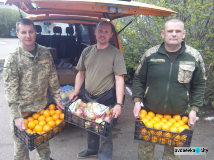 Представители Cimic Avdeevka и волонтеры порадовали презентами гражданских и военных (ФОТО)